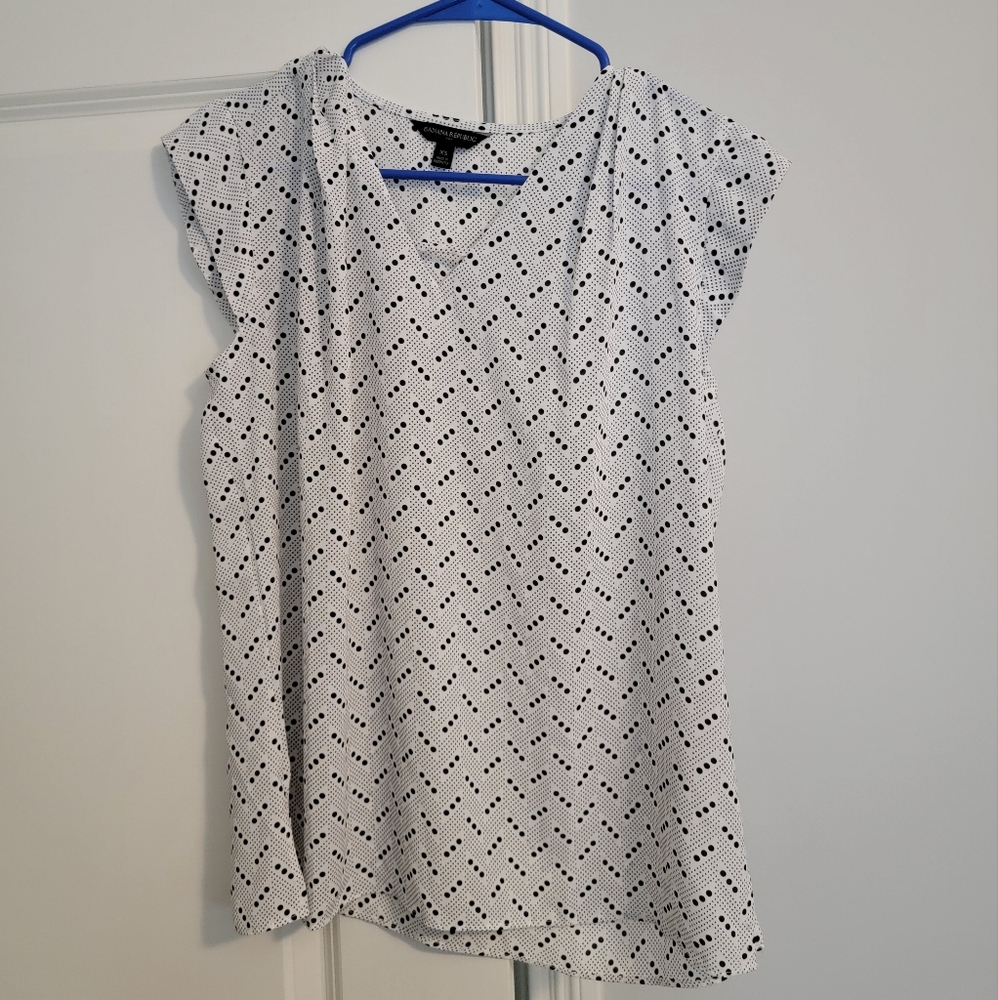 Banana Republic fact., sz XS, white w/ black polka dot, pleat detail @ collar
